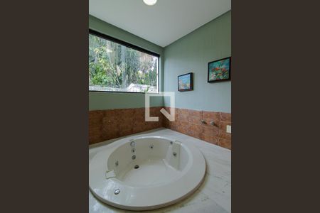 Casa de condomínio à venda com 440m², 4 quartos e 4 vagas Casa de condomínio à venda com 440m², 4 quartos e 4 vagasHidromassagem