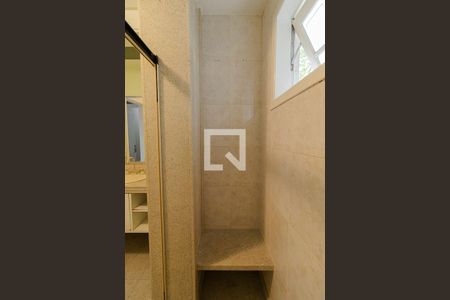 Casa de condomínio à venda com 440m², 4 quartos e 4 vagas Casa de condomínio à venda com 440m², 4 quartos e 4 vagasBanheiro Quarto 3