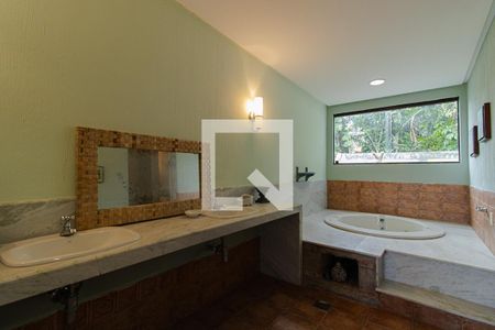 Casa de condomínio à venda com 440m², 4 quartos e 4 vagas Casa de condomínio à venda com 440m², 4 quartos e 4 vagasHidromassagem