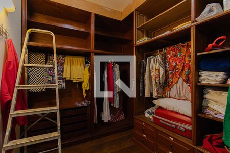 Casa de condomínio à venda com 440m², 4 quartos e 4 vagas Casa de condomínio à venda com 440m², 4 quartos e 4 vagasCloset Quarto 1