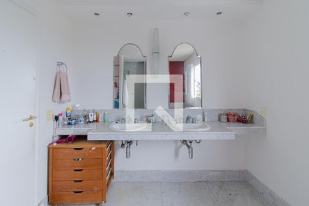 Casa de condomínio à venda com 440m², 4 quartos e 4 vagas Casa de condomínio à venda com 440m², 4 quartos e 4 vagasBanheiro Quarto 1