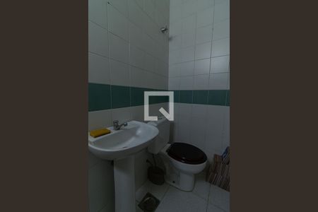 Casa de condomínio à venda com 440m², 4 quartos e 4 vagas Casa de condomínio à venda com 440m², 4 quartos e 4 vagasBanheiro de serviço