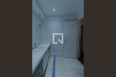 Casa de condomínio à venda com 440m², 4 quartos e 4 vagas Casa de condomínio à venda com 440m², 4 quartos e 4 vagasBanheiro Quarto 4