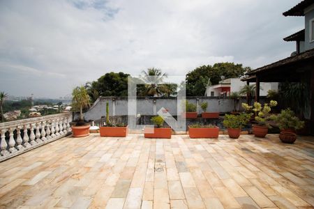 Casa de condomínio à venda com 440m², 4 quartos e 4 vagas Casa de condomínio à venda com 440m², 4 quartos e 4 vagasÁrea Externa