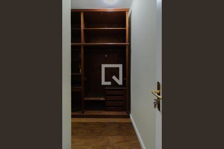 Casa de condomínio à venda com 440m², 4 quartos e 4 vagas Casa de condomínio à venda com 440m², 4 quartos e 4 vagasCloset Quarto 3