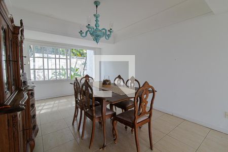 Casa de condomínio à venda com 440m², 4 quartos e 4 vagas Casa de condomínio à venda com 440m², 4 quartos e 4 vagasSala