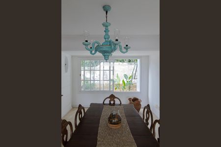 Casa de condomínio à venda com 440m², 4 quartos e 4 vagas Casa de condomínio à venda com 440m², 4 quartos e 4 vagasSala