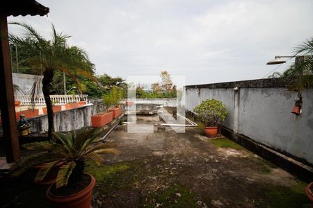 Casa de condomínio à venda com 440m², 4 quartos e 4 vagas Casa de condomínio à venda com 440m², 4 quartos e 4 vagasÁrea Externa