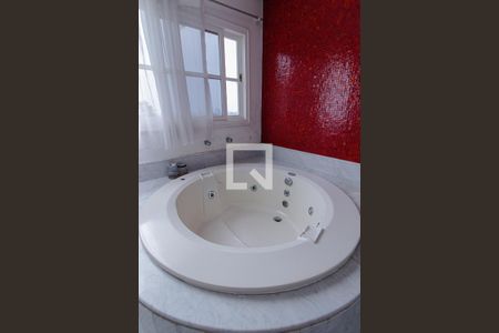 Casa de condomínio à venda com 440m², 4 quartos e 4 vagas Casa de condomínio à venda com 440m², 4 quartos e 4 vagasBanheiro Quarto 1