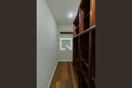 Casa de condomínio à venda com 440m², 4 quartos e 4 vagas Casa de condomínio à venda com 440m², 4 quartos e 4 vagasCloset Quarto 3