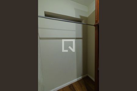 Casa de condomínio à venda com 440m², 4 quartos e 4 vagas Casa de condomínio à venda com 440m², 4 quartos e 4 vagasCloset Quarto 3