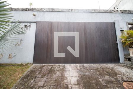 Casa de condomínio à venda com 440m², 4 quartos e 4 vagas Casa de condomínio à venda com 440m², 4 quartos e 4 vagasFachada