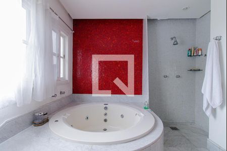 Casa de condomínio à venda com 440m², 4 quartos e 4 vagas Casa de condomínio à venda com 440m², 4 quartos e 4 vagasBanheiro Quarto 1