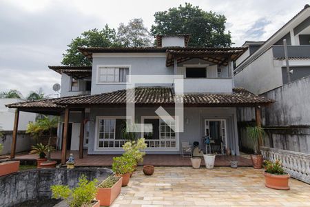 Casa de condomínio à venda com 440m², 4 quartos e 4 vagas Casa de condomínio à venda com 440m², 4 quartos e 4 vagasFachada