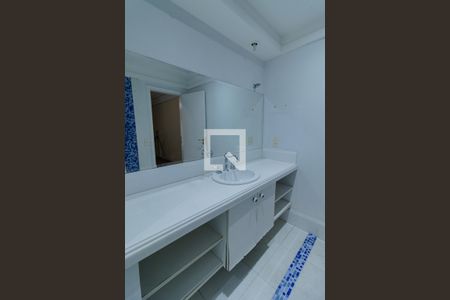 Casa de condomínio à venda com 440m², 4 quartos e 4 vagas Casa de condomínio à venda com 440m², 4 quartos e 4 vagasBanheiro Quarto 4