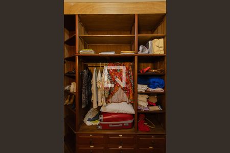 Casa de condomínio à venda com 440m², 4 quartos e 4 vagas Casa de condomínio à venda com 440m², 4 quartos e 4 vagasCloset Quarto 1