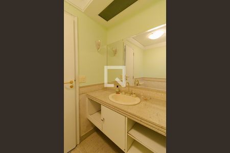 Casa de condomínio à venda com 440m², 4 quartos e 4 vagas Casa de condomínio à venda com 440m², 4 quartos e 4 vagasBanheiro Quarto 3