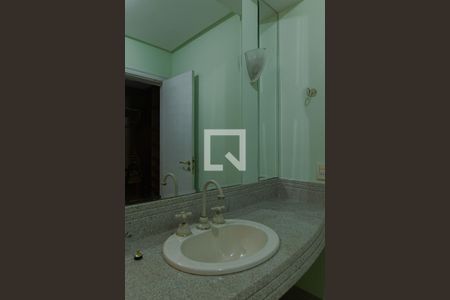 Casa de condomínio à venda com 440m², 4 quartos e 4 vagas Casa de condomínio à venda com 440m², 4 quartos e 4 vagasBanheiro Quarto 2