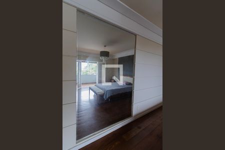 Casa de condomínio à venda com 440m², 4 quartos e 4 vagas Casa de condomínio à venda com 440m², 4 quartos e 4 vagasQuarto 1