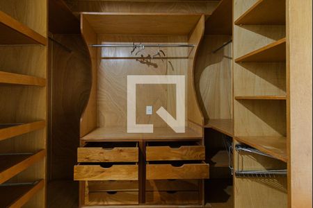 Casa de condomínio à venda com 440m², 4 quartos e 4 vagas Casa de condomínio à venda com 440m², 4 quartos e 4 vagasCloset Quarto 2