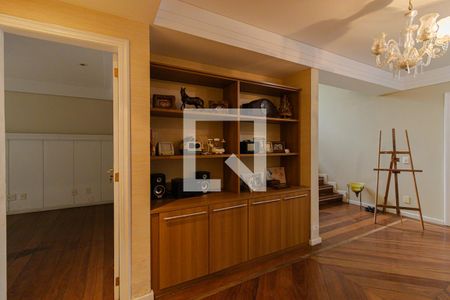 Casa de condomínio à venda com 440m², 4 quartos e 4 vagas Casa de condomínio à venda com 440m², 4 quartos e 4 vagasCorredor