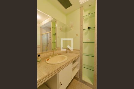 Casa de condomínio à venda com 440m², 4 quartos e 4 vagas Casa de condomínio à venda com 440m², 4 quartos e 4 vagasBanheiro Quarto 3