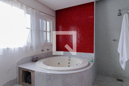 Casa de condomínio à venda com 440m², 4 quartos e 4 vagas Casa de condomínio à venda com 440m², 4 quartos e 4 vagasBanheiro Quarto 1