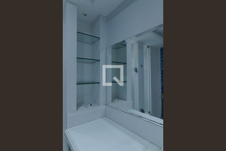 Casa de condomínio à venda com 440m², 4 quartos e 4 vagas Casa de condomínio à venda com 440m², 4 quartos e 4 vagasBanheiro Quarto 4