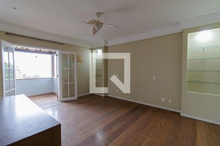 Casa de condomínio à venda com 440m², 4 quartos e 4 vagas Casa de condomínio à venda com 440m², 4 quartos e 4 vagasQuarto 2