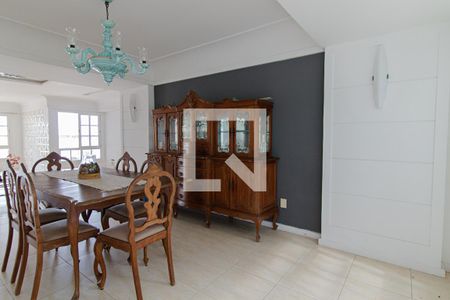 Casa de condomínio à venda com 440m², 4 quartos e 4 vagas Casa de condomínio à venda com 440m², 4 quartos e 4 vagasSala