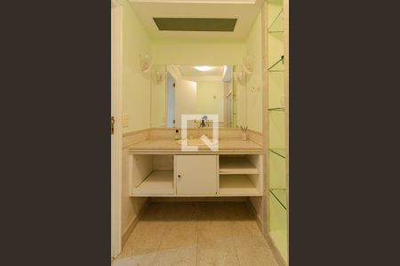 Casa de condomínio à venda com 440m², 4 quartos e 4 vagas Casa de condomínio à venda com 440m², 4 quartos e 4 vagasBanheiro Quarto 3