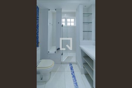 Casa de condomínio à venda com 440m², 4 quartos e 4 vagas Casa de condomínio à venda com 440m², 4 quartos e 4 vagasBanheiro Quarto 4