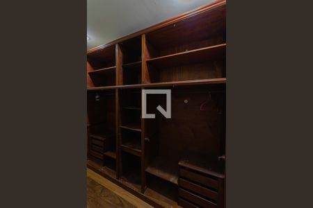 Casa de condomínio à venda com 440m², 4 quartos e 4 vagas Casa de condomínio à venda com 440m², 4 quartos e 4 vagasCloset Quarto 3