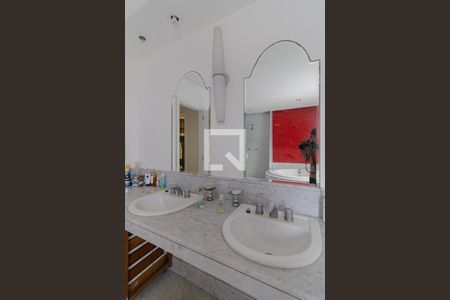 Casa de condomínio à venda com 440m², 4 quartos e 4 vagas Casa de condomínio à venda com 440m², 4 quartos e 4 vagasBanheiro Quarto 1