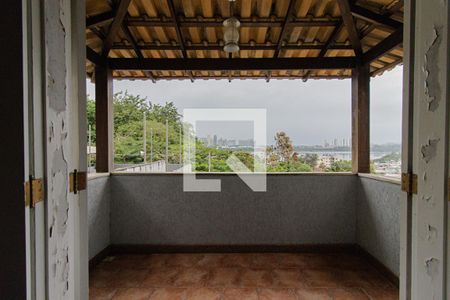 Casa de condomínio à venda com 440m², 4 quartos e 4 vagas Casa de condomínio à venda com 440m², 4 quartos e 4 vagasVaranda Quarto 1