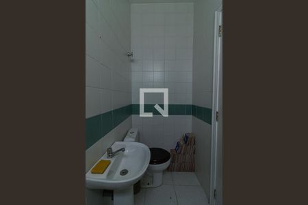 Casa de condomínio à venda com 440m², 4 quartos e 4 vagas Casa de condomínio à venda com 440m², 4 quartos e 4 vagasBanheiro de serviço