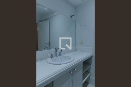 Casa de condomínio à venda com 440m², 4 quartos e 4 vagas Casa de condomínio à venda com 440m², 4 quartos e 4 vagasBanheiro Quarto 4