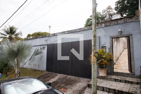 Casa de condomínio à venda com 440m², 4 quartos e 4 vagas Casa de condomínio à venda com 440m², 4 quartos e 4 vagasFachada