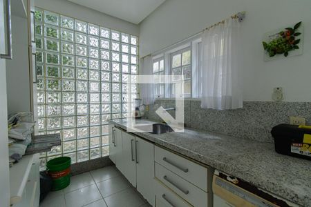 Casa de condomínio à venda com 440m², 4 quartos e 4 vagas Casa de condomínio à venda com 440m², 4 quartos e 4 vagasÁrea de Serviço