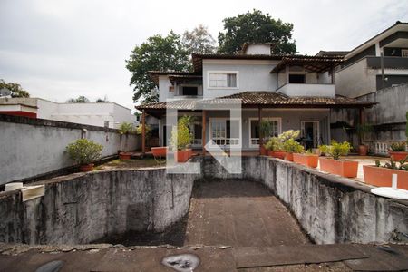 Casa de condomínio à venda com 440m², 4 quartos e 4 vagas Casa de condomínio à venda com 440m², 4 quartos e 4 vagasPiscina