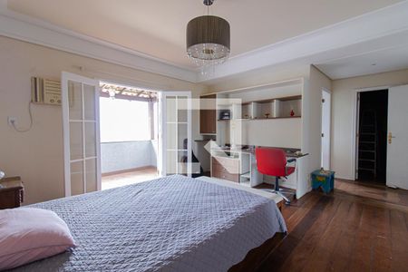 Casa de condomínio à venda com 440m², 4 quartos e 4 vagas Casa de condomínio à venda com 440m², 4 quartos e 4 vagasQuarto 1