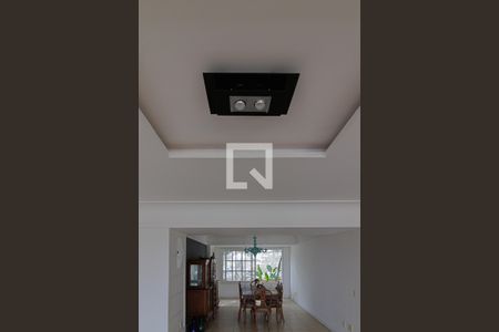 Casa de condomínio à venda com 440m², 4 quartos e 4 vagas Casa de condomínio à venda com 440m², 4 quartos e 4 vagasSala