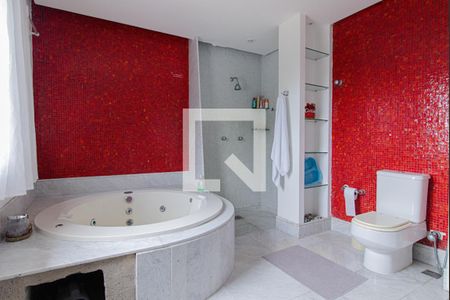 Casa de condomínio à venda com 440m², 4 quartos e 4 vagas Casa de condomínio à venda com 440m², 4 quartos e 4 vagasBanheiro Quarto 1