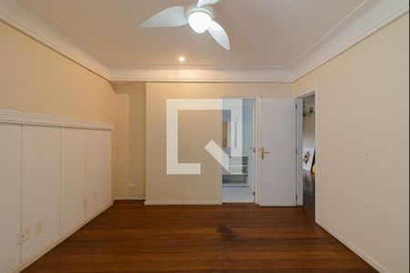 Casa de condomínio à venda com 440m², 4 quartos e 4 vagas Casa de condomínio à venda com 440m², 4 quartos e 4 vagasQuarto 4