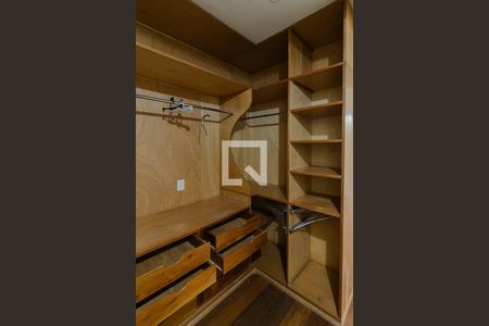 Casa de condomínio à venda com 440m², 4 quartos e 4 vagas Casa de condomínio à venda com 440m², 4 quartos e 4 vagasCloset Quarto 2