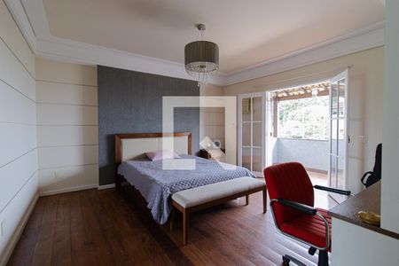 Casa de condomínio à venda com 440m², 4 quartos e 4 vagas Casa de condomínio à venda com 440m², 4 quartos e 4 vagasQuarto 1