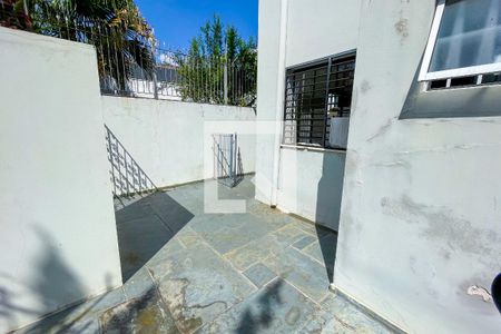 Casa à venda com 620m², 4 quartos e 6 vagas Casa à venda com 620m², 4 quartos e 6 vagasQuintal
