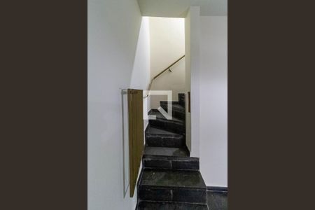 Escada de casa de condomínio para alugar com 3 quartos, 70m² em Dona Clara, Belo Horizonte