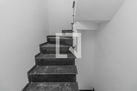 Casa de condomínio à venda com 80m², 2 quartos e 1 vagaEscada