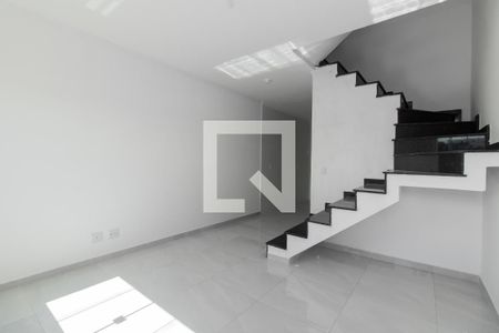 Casa de condomínio à venda com 80m², 2 quartos e 1 vagaEscada